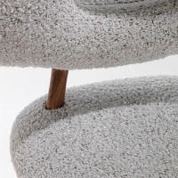 <a href="https://www.galeriegosserez.com/artistes/donnersberg-emma.html">Emma Donnersberg</a> - Cloud chair Nimbus - Noyer/Ella